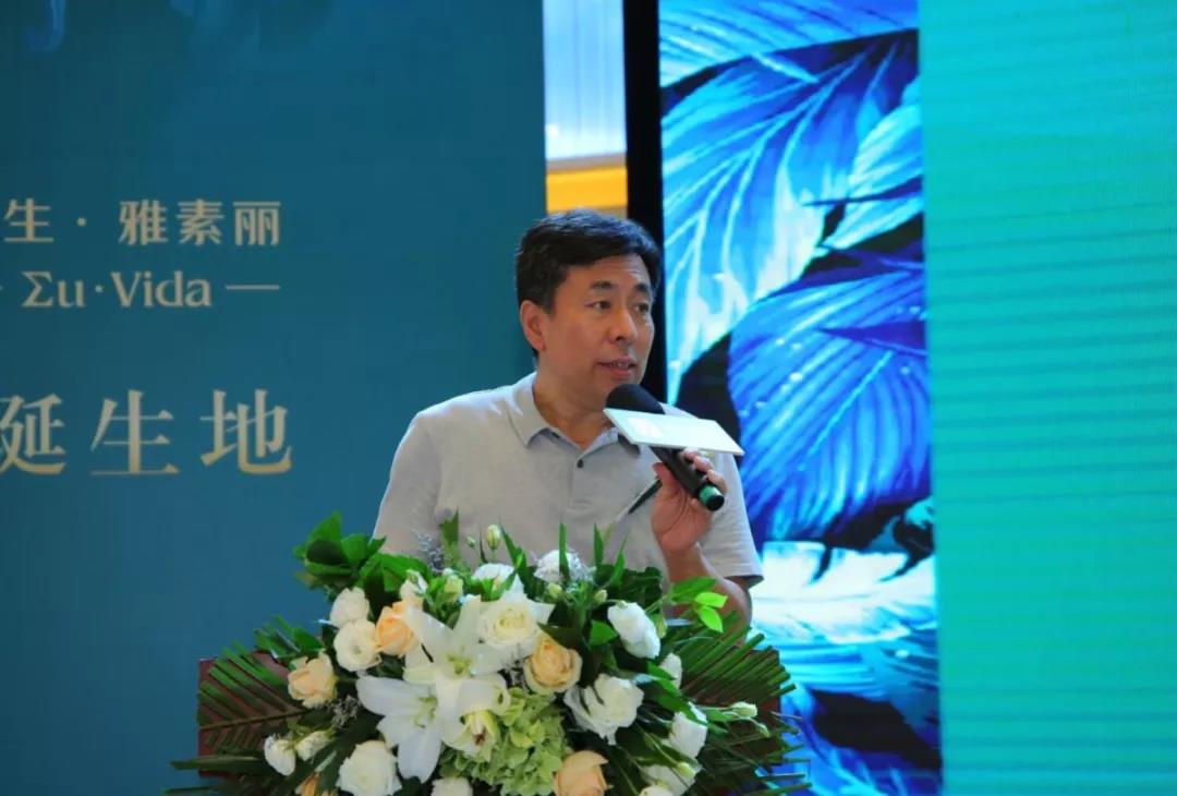 美生·雅素丽瓷砖大中华区董事长李明先生上台致辞，