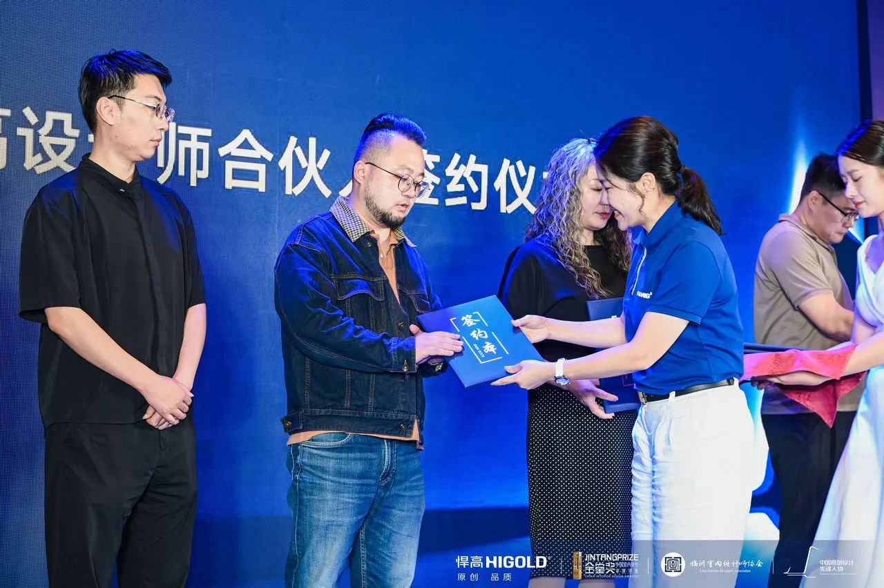 活动现场举行了“悍高临沂原创馆合伙人”签约仪式，携手临沂知名品牌合伙人与设计业界先锋代表，开启产设共荣的新起点。

受邀登台签约的代表们包括：

北京筑思装饰设计总监 刘国良
北京筑思装饰设计总监 房孟国业之峰装饰首席设计师 刘涛
集致设计创始人 尹致中
千墨设计设计总监 巩洁
山丘全案设计事务所创始人 陈茂楷
北京百纳易筑装饰工程有限公司运营总监 李秀达
方寸之间装饰设计有限公司设计师 李浩杰
拾壹设计创始人 孙洪军
临沂 .雲设计总监 刘云
诺曼森全屋定制 公雪
美创环保公程有限公司 梁琦
临沂志禧家居有限公司 邵广龙
方寸之间装饰设计有限公司 主父政康
瓷典全屋定制 靳洪勇
临沂汉宸设计集团 李杰
墨客设计工作室 杨泷
北京百纳易筑装饰工程有限公司 尚羽
华固定制创始人 张涛
临沂三千装饰有限公司 主宇

悍高临沂厨卫原创馆总经理 林总为各位业界先锋代表颁发证书。