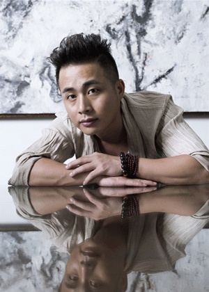 吴文粒：
深圳市HRD盘石室内设计有限公司  董事长 / 设计总监
广东省家居企业联合会设计委员会执行会长
深圳室内设计协会副秘书长
IBID国际品牌与设计交流中心执行主席
清华大学美术学院艺术陈设高级研修班实践导师
美国加州市政府“杰出设计师”
美国美亚记者协会“最受欢迎设计师”
深圳“十年 十杰设计师大奖”
INTERIOR DESIGN CHINA“2013-2014中国室内设计年度封面人物”
大中华区十佳会所、样板房设计师、中国建筑装饰工程师。
   
生于70年代末的吴文粒，赶上深圳早期高速发展，1999年之后就进入设计界的主流公司，也是圈内众所周知的最能"沉“的下来的设计师。他十几年前就与很多一线设计师是同事，从创立自己的公司，2013年前后才露出“锋芒”，成为一线设计师中的佼佼者。可谓是“最年轻”的大器“晚”成者！
   
