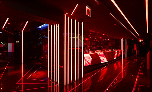 ▲2016年德国IF设计大奖获奖作品——台北最红夜店OMNI 设计师：张祥镐

每一个点光源都敲击着你 

彷佛他们是刚从银河生命源头里诞生出来
光
是人类生存必要因子
是种以恒久的规范穿梭在空间的空与实、疏与密、近与远的安置
是光线流窜与实体间相互运转，在心中，也在画面
囊中有物，物中有光如处在大千世界，相融相知
