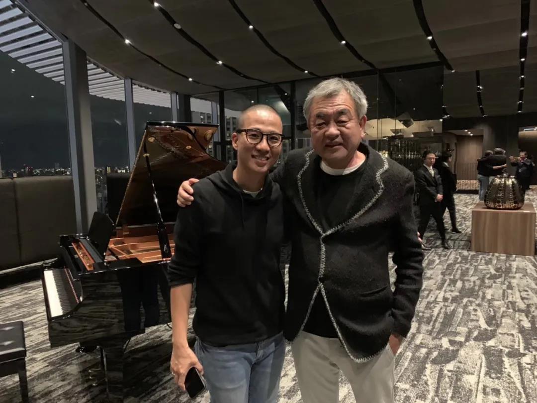 ▲ChiiiDesign设计总监刘华智先生（左一）与日本著名建筑师隈研吾先生（左二）合影留念