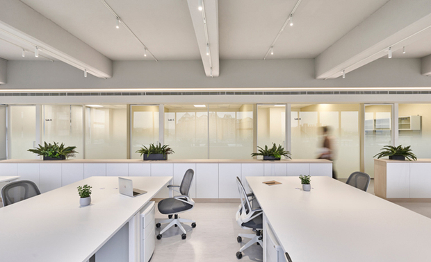 休憩区、办公区
Office lounge、working area

休憩区佈置业主挑选的造型软装，打造悠閒的放鬆角落；主要的办公区，桌面下均设置插座，配上全室无限网路，方便员工自由选择工作、研讨位置，其与实验室之间规划一排矮柜，增添储物机能，同时划分廊道空间，形成顺畅动线。

We arrange the stylish furniture selected by the proprietor in the office lounge space to create a leisure corner. In the main working area, we install sockets underneath every desktop and wireless network in the whole domain, which is convenient for employees to work and discuss anywhere. Furthermore, we set up a row of low cabinets between the working area and the laboratory to create storage features and a corridor with a smooth moving flow.

项目资讯

案名：浅嚐
项目类型：办公空间
项目地址：台湾桃园
设计团队：八宝空间美学
项目坪数：100坪
主要建材：塑胶地板、特殊涂料、壁纸、木作天花板、铁件

八宝空间美学
电话：+886-3-2872-603
公司地址：桃园市中坜区青峰路一段47号8楼
信箱：sunny@babodesign.me

OPEN Design动能开启传媒：https://www.openworld.tv/