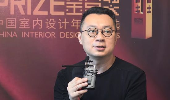 现在是资讯很发达、快速的时代，我觉得作为设计者：需要先做好自己应该要做的事，不需要特别追逐某种潮流。把自己想要表现的创意，彻底的、好好的实现出来这是关键。 
  
