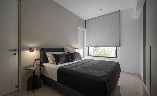 
主卧
Master bedroom

主卧以米色床头立面搭配壁灯，营造温暖舒适的氛围，其中置入深色寝具，令软装成为视觉焦点，而呼应此处的色彩配置，床尾衣柜以米灰搭配黑色柜面，藉由跳色突显内藏隔板的柜体，柜内则依循业主夫妻的习惯，安排较多吊杆式收纳空间，搭配层板、抽屉，完善储物机能。

We finish the wall behind the headboard with a beige color and match it with chic sconces to bring a warm and cozy vibe to the master bedroom. Besides, opt for dark bedding to accentuate the soft trim. Set up a beige-gray wardrobe at the end of the bed to correspond to the color scheme. In the closet, we install plenty of hanging rods and equip shelves and drawers to accomplish storage needs and agree with the couple's habits.

项目资讯

案名：上晴
项目类型：标准格局
项目地址：台湾台中
设计团队：微设计
项目坪数：29.7坪
主要建材：喷漆（乳胶漆）、铝框门、石纹系统壁板、进口系统板材、订製家具

微设计有限公司
地址：台中市西屯区大墩十九街186号11F-1
电话：04-2310 7531
信箱：jtid2100@gmail.com
网站：微设计有限公司
FB：https://www.facebook.com/fertilitylightdesign

OPEN Design动能开启传媒：http://www.openworld.tv/talk/