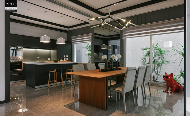 ▲为使用餐形式与位置皆更加自由,餐厨区增设一座兼具收纳功能的吧台;而使用频率较高的餐桌,则在选用上方吊灯时别具巧思,以多向延展的出色造型成为空间主灯。