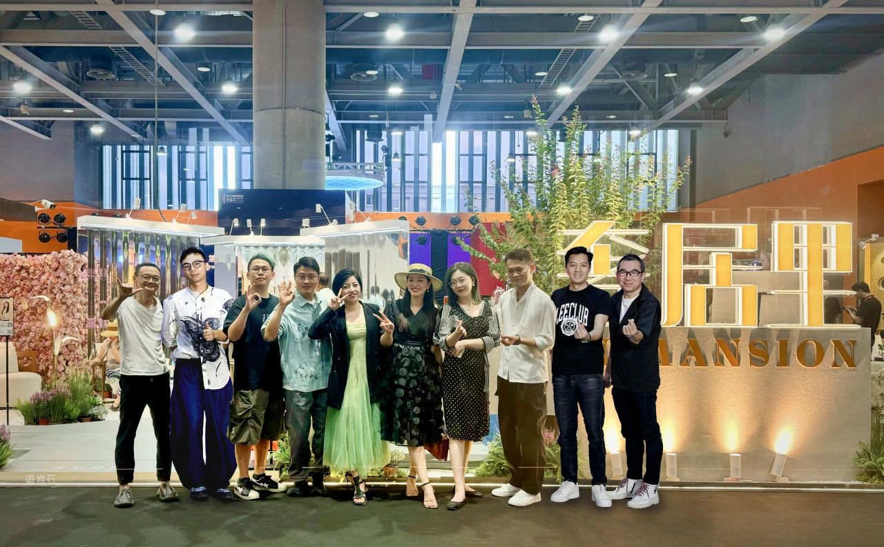 ◎ 「奢居里」主题展

今年7月，由知名设计师谢剑华老师领衔，大湾区多名设计师、艺术家及媒体人联合策展的“奢居里·当代艺术主题展”，在中国建博会（广州）震撼亮相，以奢居为载体，以艺术为媒介，打造湾区设计交流秀场，成为今年中国建博会（广州）的一大亮点。