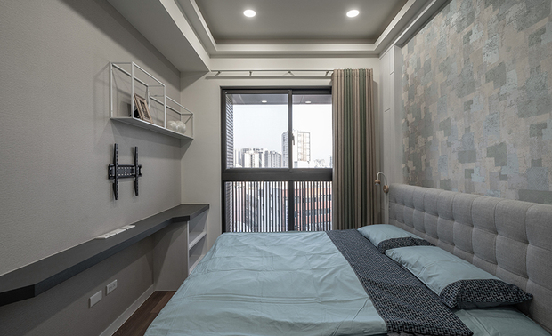 
次卧
Secondary Bedroom

次卧以清爽的浅色为主，透过灰色调的几何图形壁纸搭配浅蓝色寝具，达到放大场域之效，并配合使用者的需求，于床尾设计造型平台以摆放影音设备，打造休閒机能完备的舒适空间。

We took bright shades as the primary color palette in the secondary bedroom. Grayish geometric pattern wallpaper set off light blue bedding created an expansive spatial effect. Besides, we built a wall-mounted platform for audio and video facilities placement. The space is functional and entertaining to meet the user’s needs.

项目资讯

案名：奢雅交境
项目类型：标准格局
项目地址：台湾台南
设计团队：咏絮设计
项目坪数：40坪
主要建材：大理石、烤漆铁件、实木贴皮、进口壁纸、玻璃输出

咏絮室内设计
电话：+886-6-2588828
地址：台南市中华西路二段851巷117弄5号
信箱：ys66040919@gmail.com
网址：http://0988080181.com

OPEN Design动能开启传媒：https://www.openworld.tv/