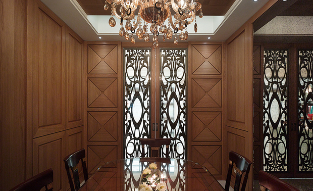餐区 The Dining area 

巧于因借，精在体宜，寻常的木质于餐区中，有了不同的诠释。
透过洗鍊线条删繁去奢，框构出别具一格的清新雅緻，
门片穿插以镂空雕花，与精美灯饰遥相呼应，
西方体裁中悄悄置入东方语彙，
伴随袅袅炊烟，感受饶富典雅韵味的味觉飨宴。

Get rid of the complex and luxury design, the ordinary wooden door pieces in the dining area merely by way of concise lines and delicate hollow carvings to frame the exclusive graceful atmosphere, moreover to echo the exquisite chandelier, thence lay out an impeccable circumstance.
Successfully put the Oriental element into the Western pattern, consequently appreciate the flavor feast of chic layout.
