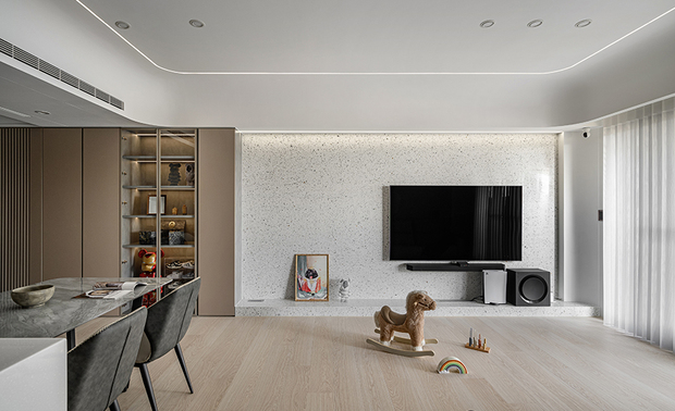 
客厅
Living Room

客厅沙发背牆施作米色艺术涂料，与水磨石电视牆、曲弧天壁简约大方的调性相得益彰，呈递一派时尚的现代风貌。

Integrally, a plain ceiling design with rounded corners coordinates with the terrazzo tile TV wall and neutral-colored sofa back wall lined with decorative wall coating. It is appealing to manifest a trendy fashion.
