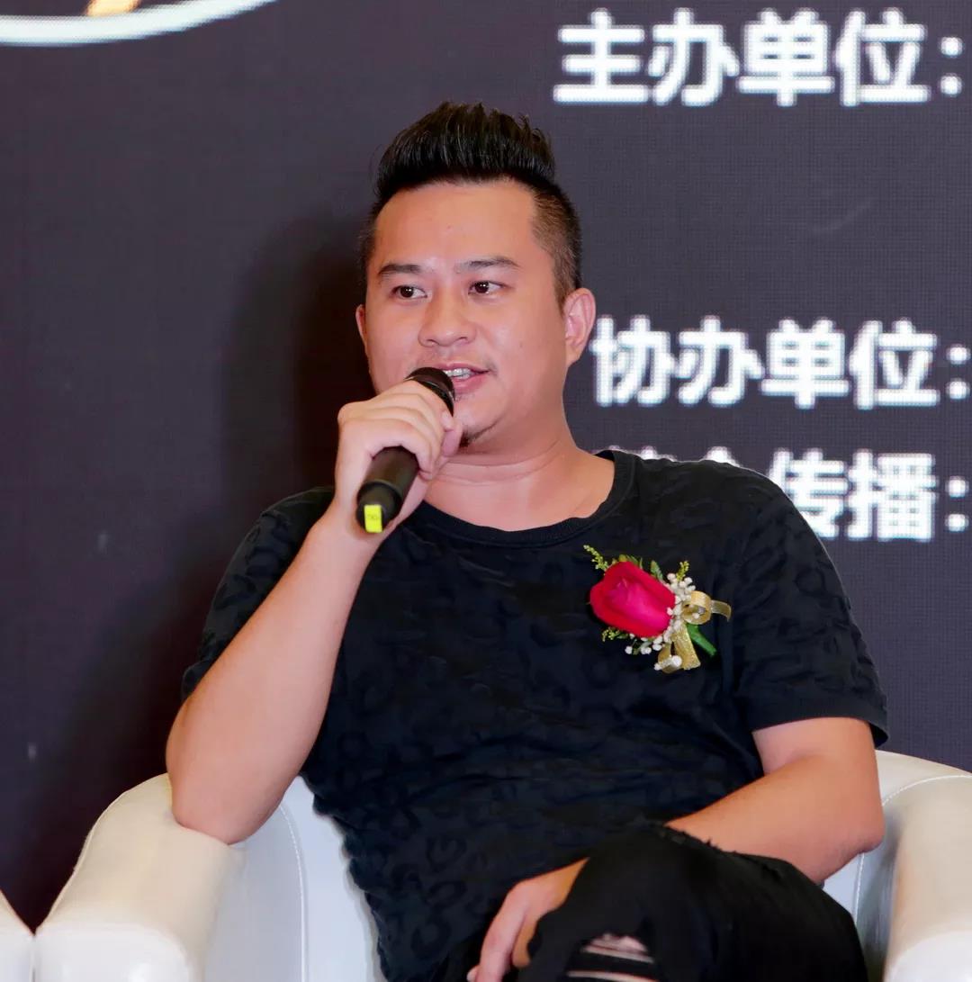  汪新强：不同时代有不同的时代精神文化，我们在精神文明有不同的传承，之前的奢华是加法，把不同的各种材料添加进空间，堆砌而浮华，现在也还是做加法，我们用精湛的工艺，丰富的文化内涵，智能的家居产品，来打造一种简洁简约而内涵丰富的生活方式，外在的东西越来越简洁，内在越来越丰裕富足，人们的生活变得更美好。