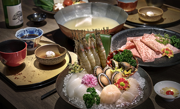 一场料丰味美的涮涮锅盛宴,除了舒适场域和新鲜食材,作为灵魂的汤底更是肩负重任,金月的招牌汤底係以猪骨、鸡骨、鱼介、北海道乾贝柱及多样蔬果,经8小时熬煮出材料精萃,成就包容所有食材的清澈汤头,衬托食物本身的鲜甜滋味,再加入由日本四国百年酒厂「桂月酒造」独家製作、入锅专用的联名款清酒,其以日本产酒米「秋津穗」与当地特有的优质软水,採传统山废法长时间发酵酿成纯米酒,可谓锅物的顶尖搭配。
豪迈倒下半罐酒水入锅,细心熬煮,待酒感挥发的汤头只馀清酒的米香与甜味即可上桌,轻取一匙啜饮,细腻温润的口感中隐约散发着甘美酒香,令人醺而不醉,尽享风月雅兴,搭配菜单上精心挑选的时令山珍、海味、畜产,无论如何点选,皆可享受食材原鲜和高汤共谱的绝妙美味,满足饕客们刁鑽的味蕾。