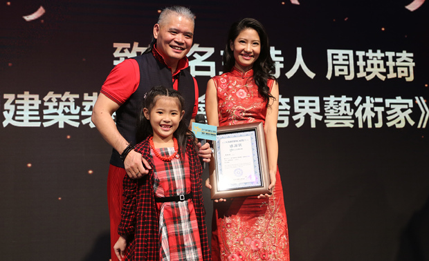 鳳凰衛視中文台“築夢天下”欄目著名主持人周瑛琦女士（右一）作為活動主持人主持此次活動