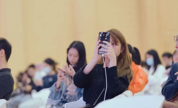 
大学生正处在人生的十字路口，他们年轻活力，“书生意气，挥斥方遒”，他们是时代的宠儿，对于设计，他们有着自己大胆的想法与果敢的魄力。未来方向的问题，于他们而言，必然是重中之重中，而此次演讲无疑为他们振翅高飞的航线提供启发。

分享的最后半个小时，进入了答疑环节，现场学生踊跃积极地参与到互动中来。提出各自最为关注的问题，现场气氛格外热烈。
