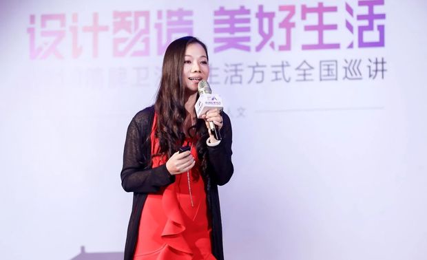 作为一位跨界设计师，方若非同时也是一位女高音歌唱家，被誉为业内最会唱歌的设计师，多年的艺术教育滋养着她的灵魂与生活，她也从未停止探求艺术表达的另一种可能，最终落定于将艺术之美与意趣，切切实实地融注于生活细处的陈设艺术行业。基于艺术共感，她常常把文化、时尚、艺术与科技的融汇贯通，通过设计的情景化再现，营造出具有独特韵律空间。