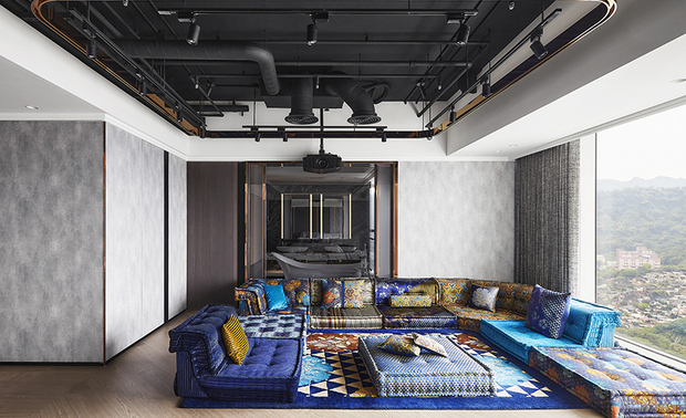 男孩房
The young man’s（secondary）bedroom

对应床头背板的深浅色调，男孩房选用木皮和壁布立面，搭配柱型白色水母灯、小型黑色檯灯，呈现轻盈与沉稳质感的反差，实现「空间平衡」的设计理念；床尾鲜豔活泼的沙发套组，于私领域中划分区域，并活络场域色彩，同时配置投影及音响设备，让年轻业主充分享受个人时光。

The differing shades of wood veneer and textile wall coverings work in concert with the consistent-colored headboard. Install a sheeny floor-to-ceiling jellyfish-shaped light fixture and assort with a chic black bedside lamp, showing the contrast features between delicacy and boldness, ingeniously realizing the design concept of creating a "well-balanced space." Furthermore, plan an entertaining area in the private domain; arrange pop-colored sectional sofas to activate the field; install remote-controlled projection screen and visual-audio equipment, letting the young man enjoy ultra-cool happy time at will.
