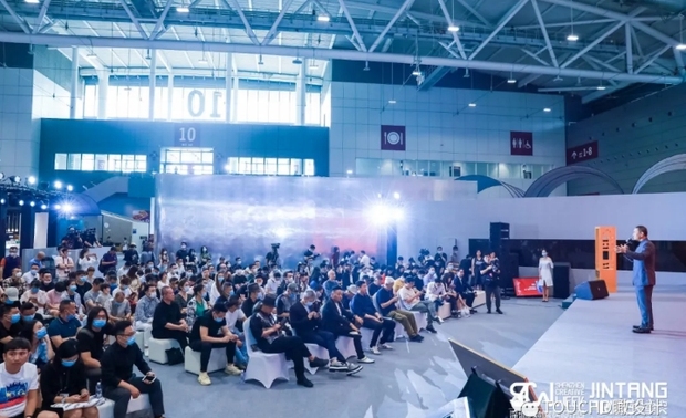 ▷ 2019金堂奖年度杰出作品颁奖典礼
在2019年金堂奖评选中,共有5660件作品参评,最终经组委会评审后,有500件作品脱颖而出,成为年度杰出设计,代表了2019年中国设计师们在空间设计、软装设计两大类中的出色成果。这也是金堂奖自2010年创建以来首次创新设立杰出奖项,也是首次以官方的形式举办全国性的杰出设计师颁奖典礼,对于金堂奖品牌、对于参与活动的设计师而言,意义非凡。
在来自金堂奖全球评委、特邀设计师嘉宾、金堂奖全国联盟运营机构代表与设计师以及新浪家居、腾讯家居、网易家居、今日头条、深圳卫视等媒体嘉宾的共同见证下,在活动现场,数百名获奖设计师代表依次登台,领取金堂奖杰出荣誉授予。
与历年相比,2019年的金堂奖杰出榜单的含金量大大提升,500件杰出作品中,空间类442件,软装类58件,分属13个空间类别中,其中住宅公寓、样板间、餐饮空间、办公空间等类别参选作品多、入选作品也相对较多。
杰出住宅公寓空间设计奖▽