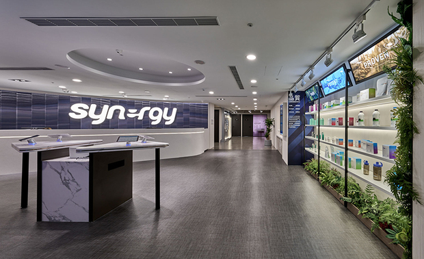 （图）之馀设计作品《Synergy》

作品以商空为主的之馀设计，
将各类项目着重的要点鑽研至深，
如医美场所除了凋琢精美氛围外，
也需安排摆放精密仪器的宽敞场域；
招待所则以隐私性为设计核心，
无论是人员控管、隔音措施和监控设备，
皆为初期规划时必须思量的课题。
行事如此缜密的团队，
对于目前洽谈大宗的商办更是讲究，
从拣选承租案场起始，
囊括消防评估、区域坪效、乃至风水等需求，
他人较少顾及的细处，
之馀团队皆能透过多年历练、专业分工，
于短时间内帮助业主完善所需，
矗立品牌以施作办公空间为强项的杰出形象。
