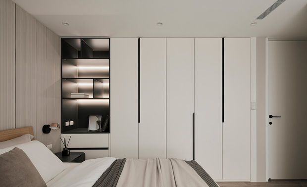 
主卧
Master Bedroom

主卧床头牆选用米色线板，透过柔和色调和有序线条营造安宁的舒眠场域，旁侧黑白双色的展示收纳柜则搭配线灯，不仅满足收纳机能，更创造多层次的质感氛围。

In the master bedroom, we selected a soothing beige panel for the headboard wall. With its gentle color palette and orderly linear features, this design creates a peaceful and comfortable sleeping environment. Adjacent to it, a half-open cabinet with a black-white color palette complemented by linear lighting excellently serves functional storage purposes and presents a layering composition.

项目资讯

案名：Gallery 艺境
项目类型：楼中楼
项目地址：台湾台中
设计团队：丰聚设计
项目坪数：48坪
主要建材：薄板砖、石片、灰镜、镀钛金属、义大利特殊漆、班杰明摩尔漆、订製铁件、订製系统柜、无醛屋涂料、订製家具、进口五金、调湿壁板(鞋柜内)、鱼骨拚木地板、超耐磨木地板、磁吸式轨道灯、造型饰板、乳胶漆、暖风除湿机、义大利精品排油烟机、轨道式插座

丰聚室内装修设计有限公司
地址：台中市西屯区大墩十九街186号11F-1
电话：04-2319 6588
传真：04-2310-6553
信箱：jtid2007@gmail.com
网址：http://www.fertility-design.com/
LINE：https://line.me/R/ti/p/%40fertility-design

OPEN Design动能开启传媒：https://www.openworld.tv/