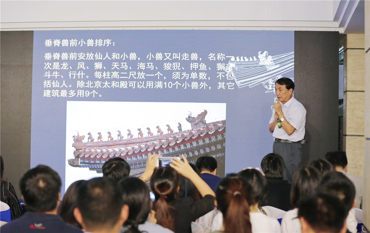 设计对话：匠心设计·赋能生活



经典的设计对话环节，本期由香港环亚联合设计事务所创始人/设计总监杨志伟先生倾情主持，中国古建筑木作技术专家、三宅东方美学门窗中式门窗技术院院长相炳哲教授，深圳市吴舍设计有限公司创始人/设计总监刘冰林先生，名雕丹迪别墅设计院院长杨明钊先生，居众装饰设计院院长何海强先生，深圳维塔设计创始人/设计总监朱俊翔先生，深圳凡高设计事务所创始人/设计总监范淼先生，深圳市原创力量装饰设计工程有限公司创始人/设计总监张泽雄先生共同呈现。嘉宾们各抒己见，从智能、情感、文化、新材料、细节等各个维度，辅以设计案例，围绕主题阐述，探讨高端设计，解码趋势潮流，现场金句频出，高潮迭起，这里仅摘取其中观点一二。