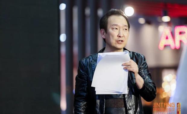 中国设计，设计师是可以让我们从日常的衣食住注重美乐休的专门职业，首先我是思考了中国和中国人拥有设计的八种力量，第一是广阔的领土，第二中国是人口强国，第三有优秀的历史，第四是卓越的天赋，有着无比的细致，第五庞大的资产，第六创新的姿态，中国已经超过了美国，第七是团结了社会，第八是有无限可能性。中国的设计被称为世界工厂的中国变成了设计强国。
