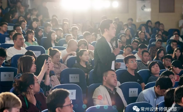互动提问环节也吸引了设计师和学生们的踊跃参与，本间贵史和佐佐木章行老师面对这些问题也给出了自己的回答，引起现场掌声一片。