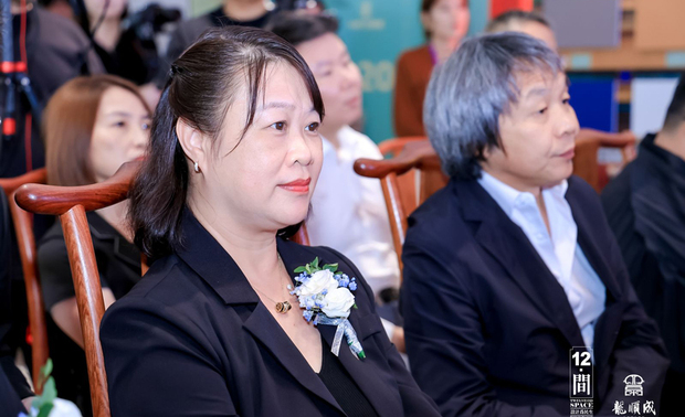▲黄静文执行长(上右一、下左一)亲赴十二‧间公益设计展开幕论坛现场,于台上台下、畅谈倾听东方美学的传承与发展。