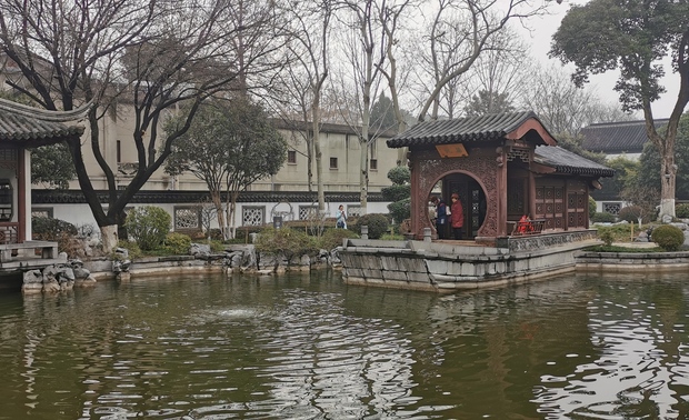 南京-----让我感觉到了一种历史的厚重感、沉重感，和压抑感,也许是南京这个饱经沧桑的城市曾是一次次定都,而又一次次的沦陷,饱受蹂躏的历史使然吧!