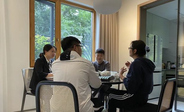 
沈鹏的设计是出乎我意料的，原来非常担心柜子太高不好看，现在看来却是很实用也非常漂亮，已经成为了家中的出彩部分。感谢尚舍团队的付出，我对家的需求也被满足了。