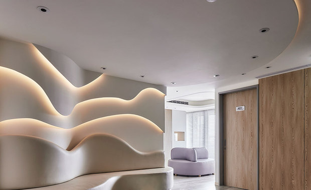 
谘询、问诊等候区
Consultation waiting area

进入谘询等候区，线形灯光以舒缓又亮眼的效果，阐述人体曲线舞台，抬头上望，天花板的样态，更表达怀胎的圆润肚腹形象，让此地盈满积极的期盼气氛。

The gentle yet bright wavy lighting effect of the consultation waiting area artfully depicts the shape of the human body. And then, we finish the ceiling of a rounded pattern to represent the belly when pregnant, actively bring about the bliss atmosphere full of hope.
