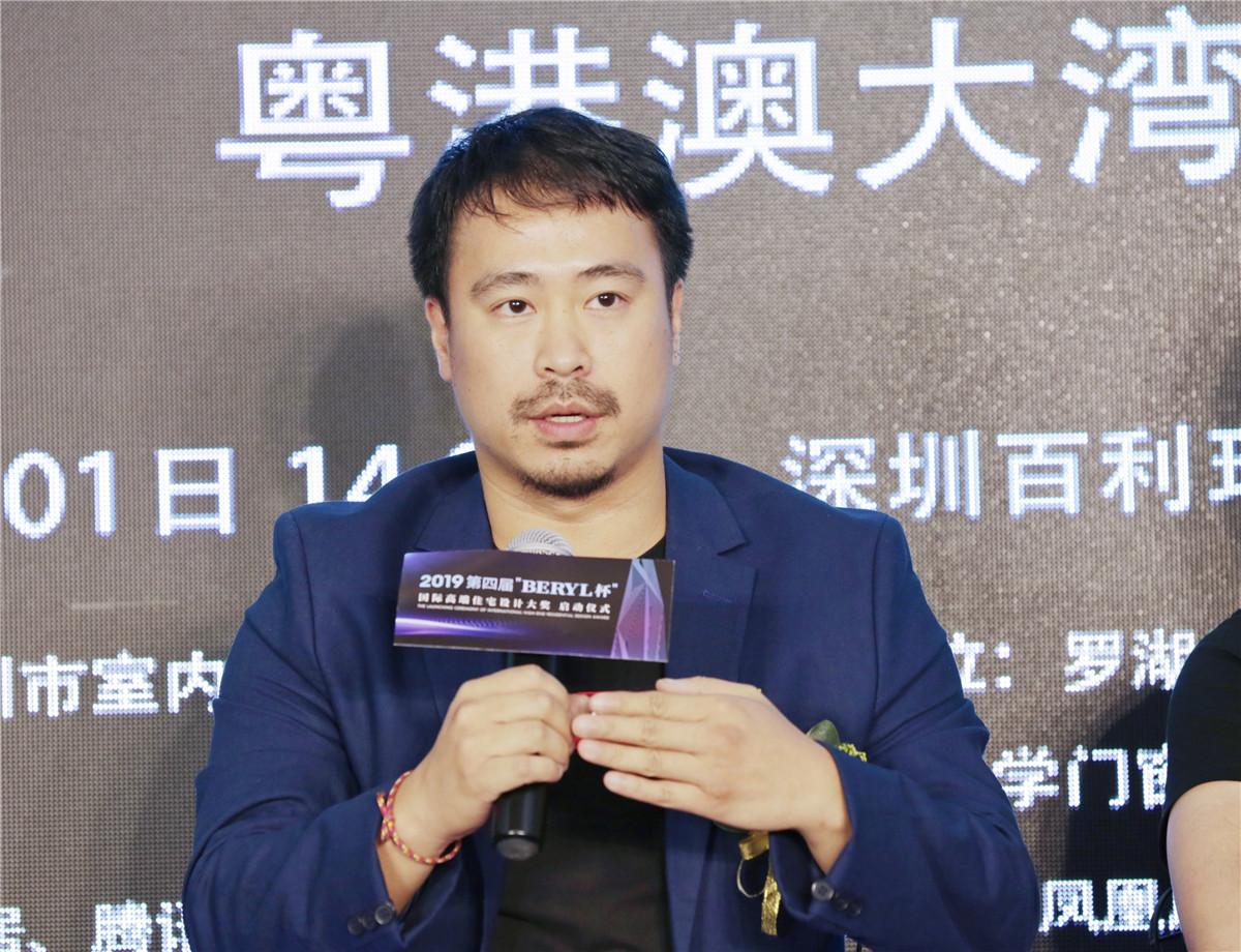 相炳哲：经典永不过时，但是装饰对人的心理影响非常大。全球闻名的明代圈椅，如果是涉世未深的年轻人来坐，年轻人不喜，因为椅子太硬，硌到他了；椅子也不愿意，穿着唐装的文化人，儒雅谦谨的谈吐，才最适合圈椅，协调很重要。我做三进的院子，第一进必是中式文化的渲染，传统文化不能忘；第二进是过渡期，文化和心理过渡期；再进去才是时尚的当下生活，智能化、进口家具，舒适自然的家才会有人气。