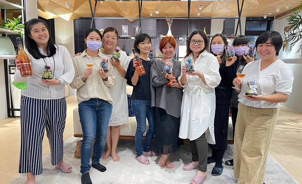 （图）于甯享空间美学店举办永生花艺及品酒活动。

质胜于量 多元领域异业结合

以引入多款国外家具及家饰为主打的甯享，对挑选软装非常讲究，「比起数量，我们更注重家具的品质。」决定合作对象前，许总监会先关注品牌的精緻度与历史价值，再经过团队重重的测试及把关才引入甯享，让客户能轻鬆选购有质感保障的国际老牌软装。

除了常见的家具，甯享另有珠宝、挂画、凋塑、摆件等艺术品供客户挑选，许总监认为，「艺术画作和凋塑不只是单纯的摆设，它们和其他软装一样，都能丰富空间层次。」于家中摆置的艺术作品，不仅可展现主人的美学气质，随着岁月流逝、居者的心境转变，也体现出不同滋味，「希望将画作艺品导入软装，一方面让更多人发现艺术鑑赏的趣味与美好，另一方面，也可扩展艺术家的知名度，达到双赢的局面。」至于珠宝商品，则是考量艾美幸福与甯享拥有大量女性客群，透过软装结合珠宝销售的特色，与市场做出差异。

此外，许总监也与我们分享甯享定期举办的各式活动，如2022年末，她邀请具国际证照的品酒师和花艺师，带领客人一同品嚐暖心可口的热红酒，并亲手製作緻丽的永生花，「我们想让客户在参与的过程中，感受到如同归宅一般的贴心与温暖。」总监强调，而日后也打算陆续开设芳疗、音乐、珠宝、艺术品赏析以及医学讲座，吸引喜爱相关内容的新客人，使甯享成为融汇美学和健康的崭新品牌，达到异业结合的目标。
