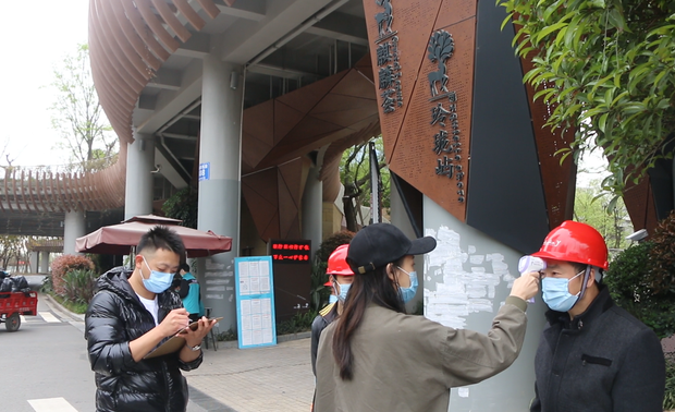 05测体温
除去小区物业的检测，每个项目经理仍要对进出入工地人员进行体温测量并登记在册。