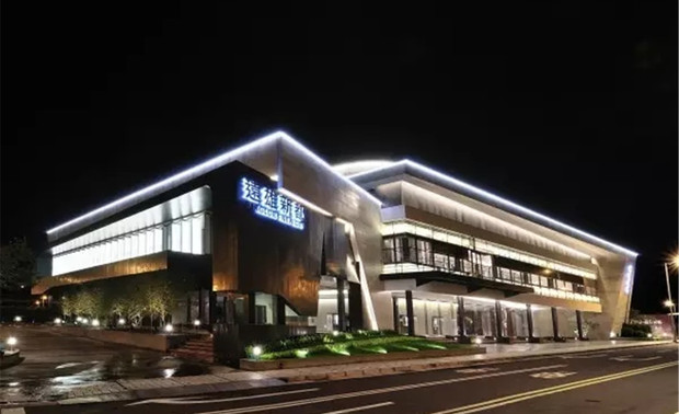 ▲图为：[远雄新都销售中心]建筑外景  

先抑后扬手法之“抑”
将中庭入口降低，高度仅为2.5米，这在大型会所中是很低的。这样的手法不仅弱化了入口上方的梁，还起到抑制视野的作用。