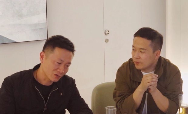 徐巍（滼邸家具创始人）

“返璞归真，生活的点滴比形式感更重要。”

滼邸家具创始人徐巍，是学习油画出身，一直以来都在坚持画画。徐巍坦白说家具生意已经带来足够的利润空间，他已经可以不去迎合市场的喜好了，其实越是迎合市场越是没有市场。徐巍很感性，他觉得乐于和生活互动的状态是非常好的。当代人过得很焦躁，如今人到中年，上有老下有小，压力很大，但他痛并快乐着。艺术之路不好走，但他已经坚持走到了今天，也会一直走下去。虽然家具是一门生意，但是承载他的爱好，这份热爱便是他坚持的动力和本源。
