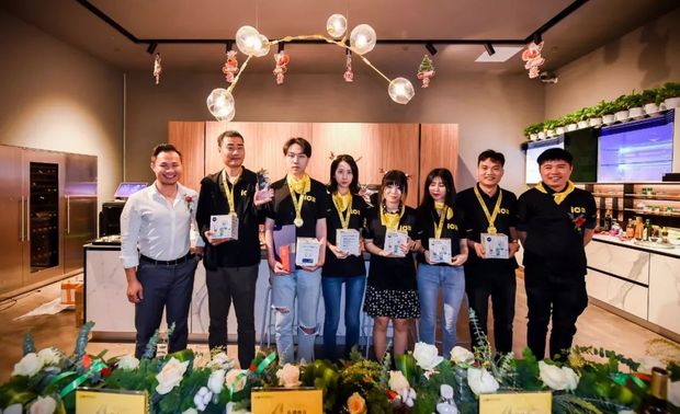 获得本届厨王争霸赛火星奖的队伍是：A组的小伙伴，紫禁汇品设计集团设计总监陈锦晖先生，英语培训高级讲师、生活美食家李经明先生为获奖队伍颁奖