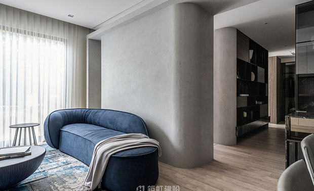 （图）艾立思团队于《钜虹建设 森Casa样品屋》一案中，配合空间深色的木、石基底，选用低饱和色彩的软装，提炼出活泼的生活气息。

精细分工 追求专业效率

近年来的室内设计领域，已从设计师独自承揽所有业务，衍伸出专职软装规划的「家配师」，而艾立思软装集团，更将其再细分为家具、窗饰与DECO饰品三种服务项目，团队一致主张：「术业有专攻，虽然它们被统称作软装，但其实看待空间的角度和美感都不同，我们透过『专人专项』的分工模式，让专业度和完整性，都比一人全权负责更加优良。」

「服务完整性、产品多样性和同仁的专业度，是我们最重要的三大核心。」透过艾立思团队各部门的同心协力，建商只需和单一窗口对话，便能获得相当全面的配置建议，有效节省与多方重复、来回沟通的时间。

至于在提供软装选择方面，则是由「客製化」及进口品牌相互辅助，丰富多元的品项，可充分契合各式装修风格，「最重要的是，公司的教育训练，相当重视『了解客户需求』，同仁们能快速地抓住建案主题，因此对方都很愿意持续与我们合作。」
