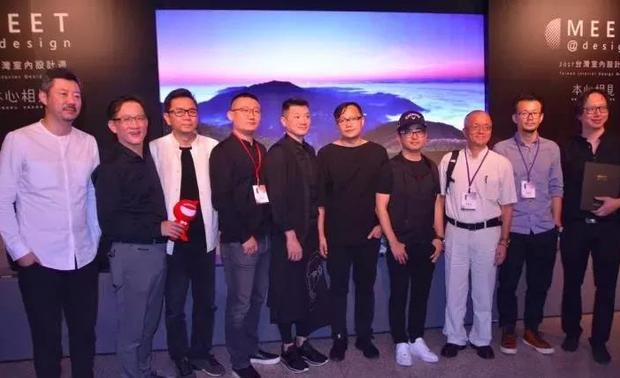 “行·旅-冥想”心社论坛中，现任心+设计学社社长／柏仁国际联合设计总经理杜柏均介绍，从业26年来，他一直秉持着将生活哲学融入个人设计的理念，彰显东方喜好。大观·自成国际空间设计设计总监连自成的设计，则追求风轻云淡的舒适。CROX阔合国际有限公司总监林琮然，跨界多个领域，以关心人本的空间互动诠释，仔细呈现人与生活之间的每一种可能。赖建安介绍，他的展品提炼中国传统的脸谱喜、怒、哀、乐的纹样，与中国传统实木雕刻工艺相结合，塑造与主体结构呼应的纹饰造型，利用“孔明锁”的巧妙结构，环环相扣，终归为一。上海亚邑室内设计有限公司创办人孙建亚的作品，则是用简单的冰棍，通过榫卯结构，拼成简单、纯粹的作品。台湾班堤设计企业有限公司总经理曾传杰，非常注重创意的体现，以及人、自然、空间的三合一，在传统文化的基础上融合现代精神。LDPlus+创意研发中心创始人柯尚达介绍，他的作品外框上面的4个三角形，代表东西南北，下面的4个三角形，代表春夏秋冬，作品融入空间、时间，以及人间善恶等等概念。朱志康的“行李箱”装满梧桐铜叶，叶面则由不同人写下他们最值得回忆的事，藉由行李箱到处旅行旅行与人分享。
  
