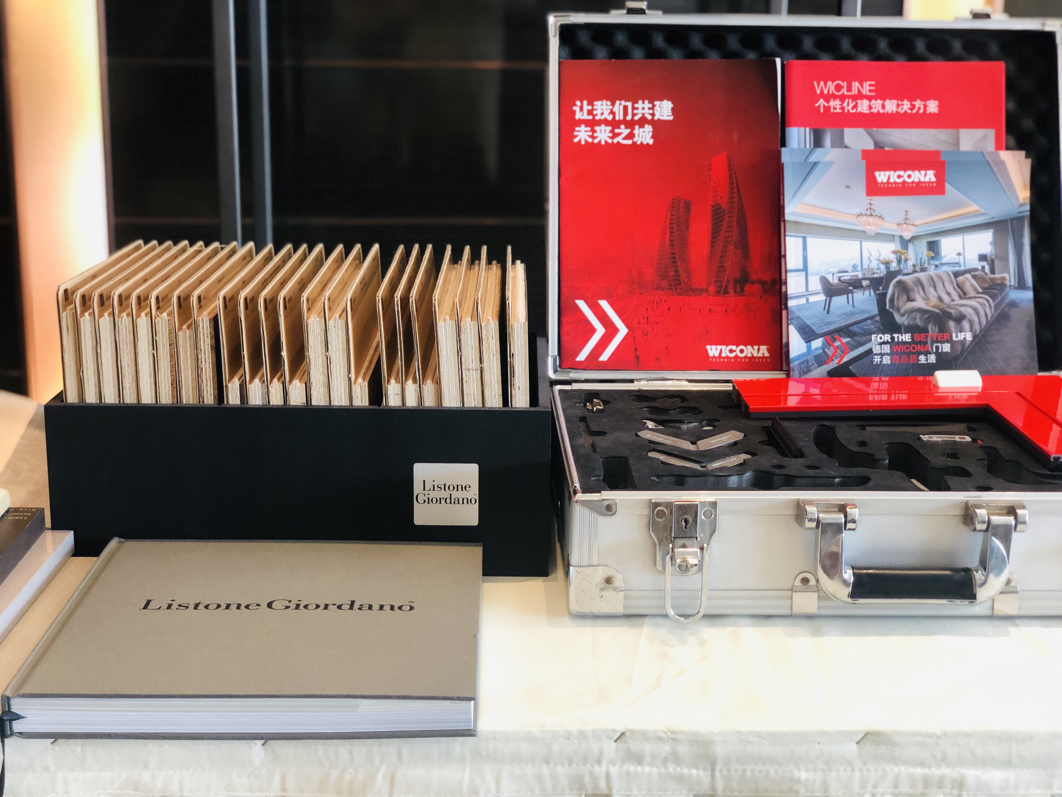 ▲现场布置



如上海外滩，交织繁华显贵与百年文化历史印记的城市核心腹地，醇熟发展至今，已没有更多土地满足少数层峰人士的入主渴求。当代百年声望正盛的鼓楼，对于南京乃至长三角，从来都是身份的象征，每一寸土地皆值得传世。