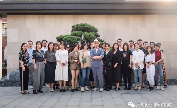 听蓝茶空间是本次活动的第二站，也是朱晓鸣老师的设计作品之一。入内，古色古香的典雅空间便吸引了设计师们的注意，或拍照记录或漫步流连。据悉，这是朱晓鸣老师通过对宋代文化如撵茶图中庭外用茶的仪式感作为主创原型，进行当代化的演绎，来表达当代茶人对既有传统文化印记的延续，又打造具有东方茶空间舒适度的体验。
