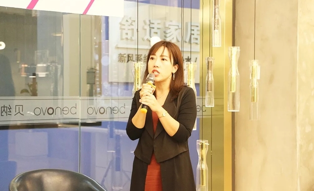 活动现场，金堂奖河北执委会执行会长、绿色家居传媒运营总监白国巍现场致辞，她表达了对合作伙伴以及莅临现场的设计师朋友们的感谢，同时也表达了对方北灯饰设计馆的信心。绿色家居将初心不变，继续为行业发展做好一个媒体应尽的服务。