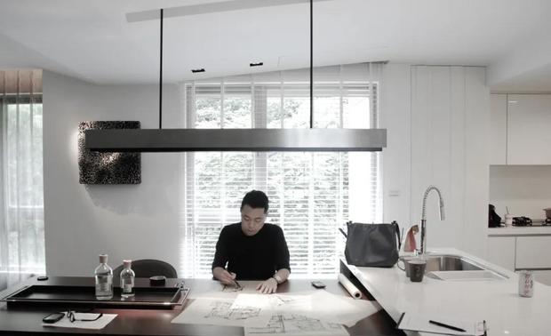 每份职业从入行到有所成，都需要经历时间的淬炼。17年来，从3位员工，到现在的50多位伙伴；体制内有设计部、家饰部、财务部、与商务管理部。他所带领的团队屡创佳绩，已成为业内的一座令人瞩目的风向标。其在设计中填满着对于生活空间的幽默。自然、清晰，空间中隐藏着一种轴线的关系，希望能实现未来空间的发展方向。