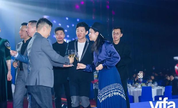 
设计之外，勇于担当

广州设计周的时间是短暂而充实的，分享设计构思，将薪火传给后起之秀，将成都乃至四川设计带给全国。

设计师在审视设计逻辑的背后，拥有自己对于设计的坚守与担当。初心不忘，求索不止，在洞悉私宅的建筑语言与弘扬成都在地文化之根上，我们步履不息。愿我们的萤火之光，终有一天灿若星辰。