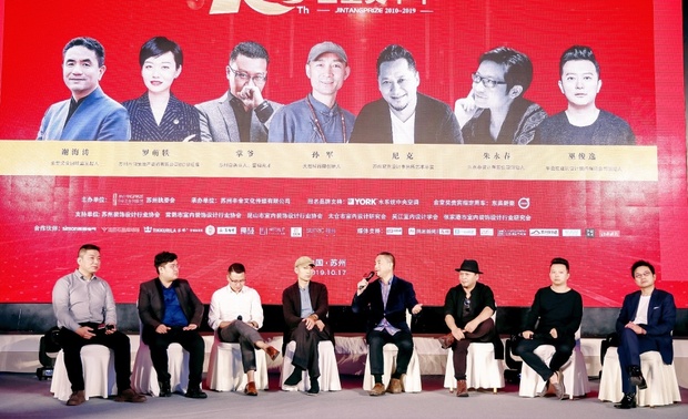 在专题设计论坛中，金堂奖全国联盟发起人谢海涛、苏州同策咨询研策部经理陶予心、自媒体人掌爷、天易居创始人孙军、苏州尼克设计事务所艺术总监尼克、朱永春设计有限公司创始人朱永春、午逸宸建筑设计创始人巫俊逸、CDNT设计师俱乐部发起人俞陆八位嘉宾在现场，针对当下中国室内设计产业发展的趋势、中国设计师的成长等问题，就设计价值的实现这个主题展开了讨论，论坛把整场活动推向了高潮。