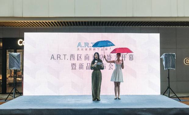  ▲ 于沛婕女士

又一轮舞蹈表演之后，便进入了当天的集赞礼颁奖环节。
