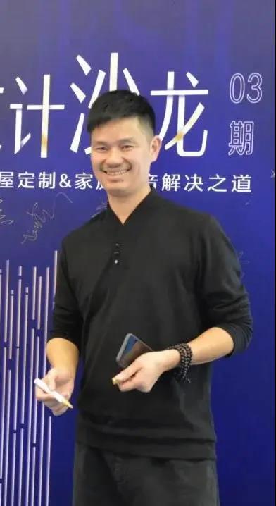 寅浩建筑装饰李坤武则深入了解了木门的定制高度,以及五金件的使用情况,表示在满足客户需求的同时,也应该在品质上严下功夫。
