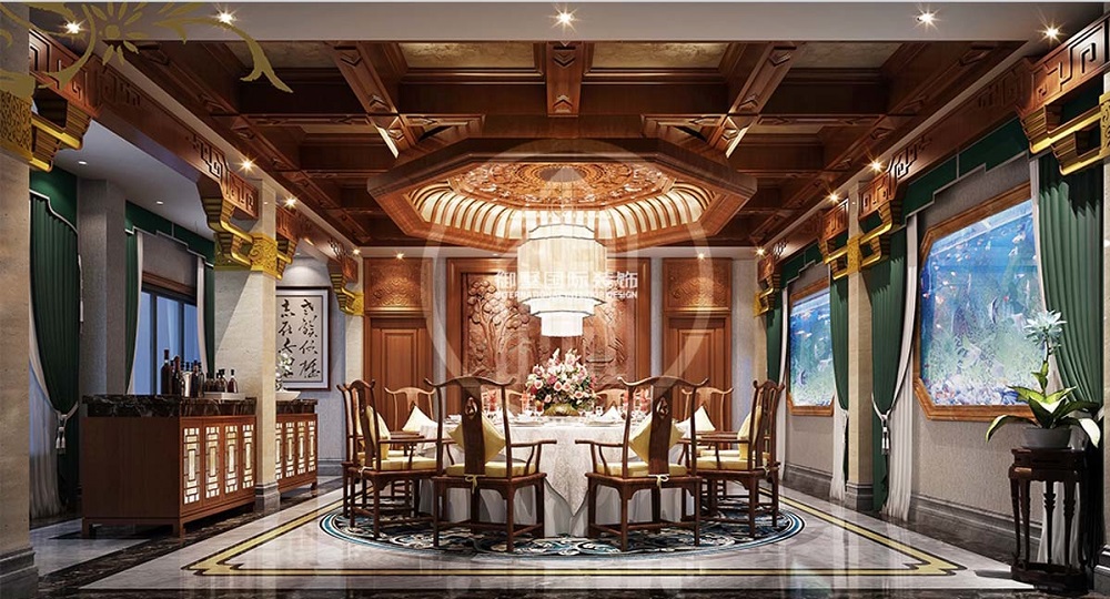 中式古典感强烈的吊顶吊灯，门窗装饰，搭配现代旋转餐桌，毫无违和感。
优雅端庄的花束，为餐厅空间注入不息生命力。