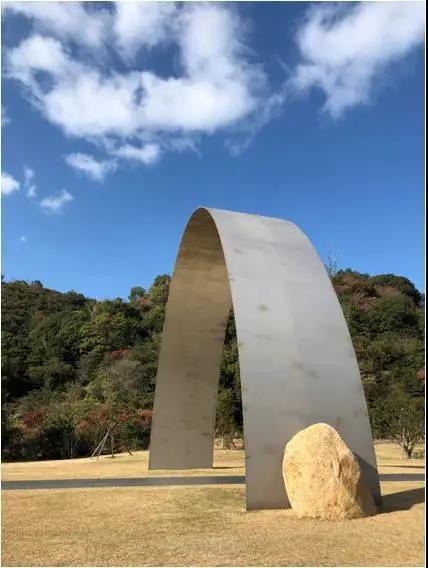 所以,在他看来,任何的设计都应该遵循自然规律,身为设计师,更要善于利用自然,运用自然。
例如,他最新的作品中,都有对于自然景观的借鉴。
参考重庆洪崖洞造型,设计的火锅餐厅。
