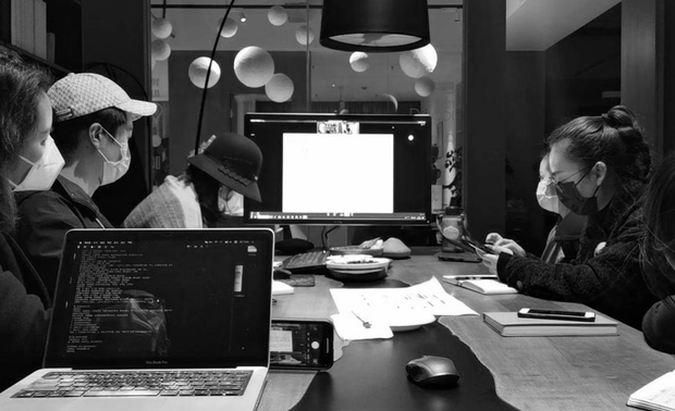 公司对于老、中、轻团队都有自己专门的培养路径与人文关怀，包容、接纳、鞭策着每一个人为实现自身的价值而不懈努力。通过团队的交流游学，将“走出去”与“引进来”有机结合，拓宽了设计眼界与设计阅历。