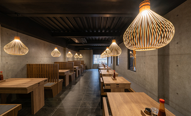 
用餐区——绰约光影伴珍馔

进入用餐区，清水模涂料牆面搭配木色桌椅，散发出怀旧朴实的气息，木条椅背区隔各处座位的同时，也保持室内宽敞，让竹编吊灯的光晕，柔和浸润整体空间，并藉着疏密有序的缝隙，于地面投下灵动活泼的影子，享有典雅舒适的品馔氛围。
