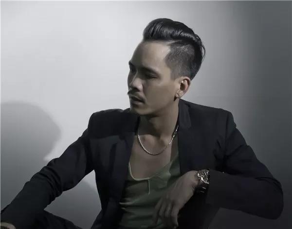 ▲黄永才
广州设计名片，中国设计鬼才
RMA共和都市创始人&创意总监
积粟社联合发起人之一
近3年华南地区获得国际大奖最多的设计师
  
